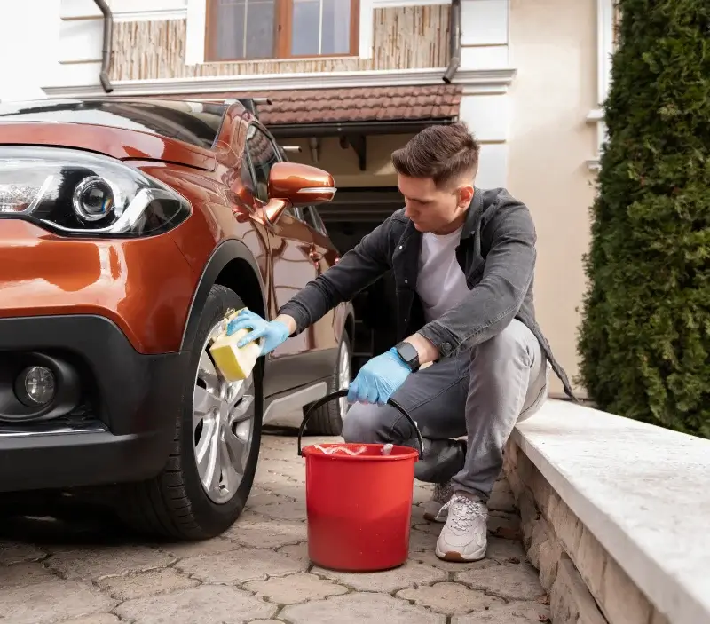 Lavage auto à domicile Nesmy : professionnel intervenant sur un véhicule